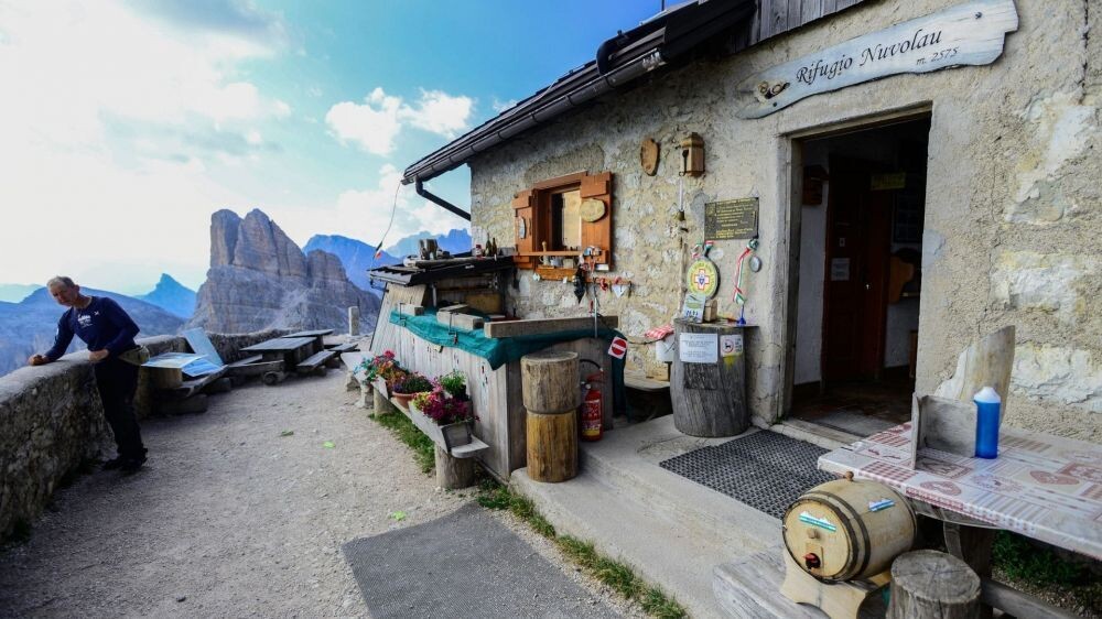Refuge Rifugio Nuvolau en montagne - Dolomites - Italie