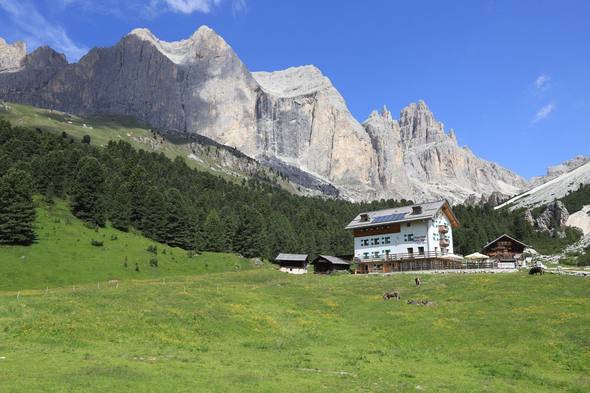 Rifugio Stella Alpina sous les parois rocheuses - Dolomites - Italie
