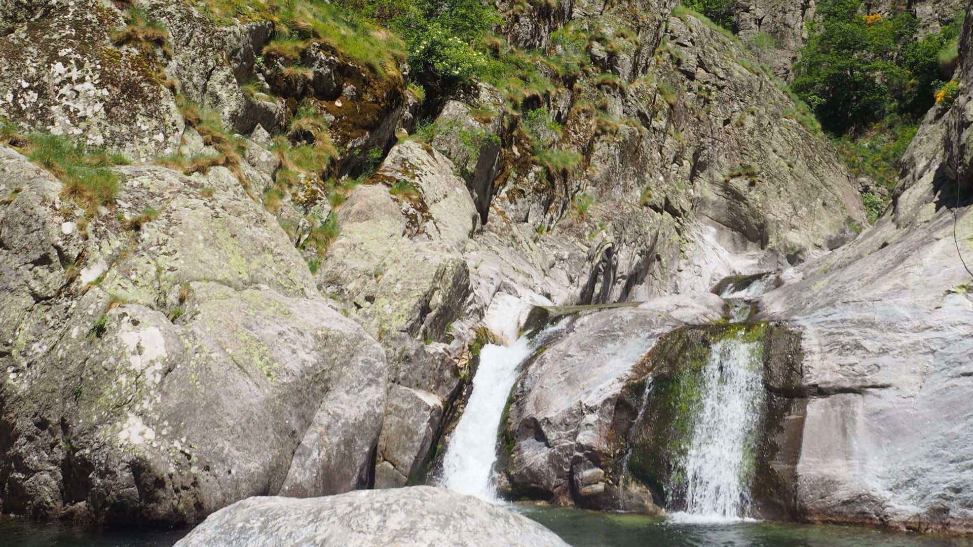 Cascade en rivière dans un canyon rocheux - Aubrac - France