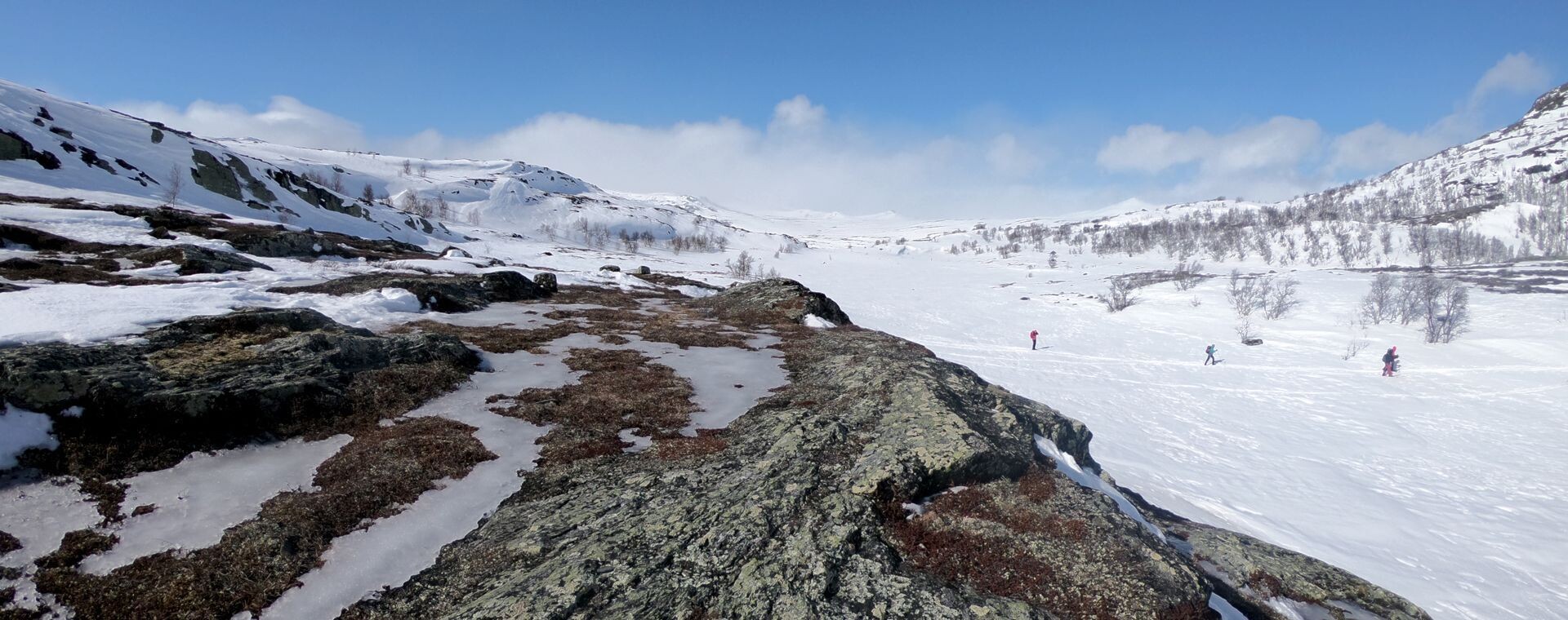Affleurement rocheux et skieurs au loin - Jotunheimen - Norvège