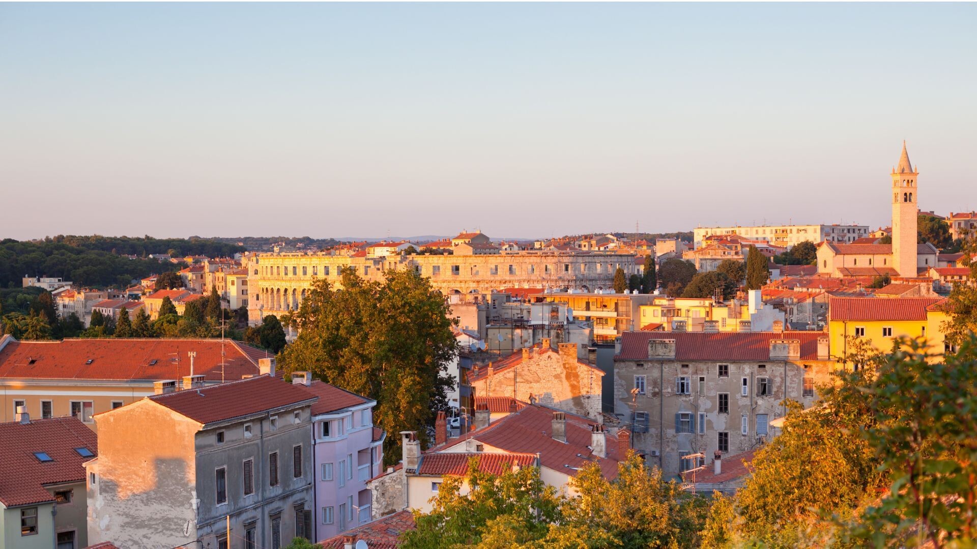 Toits et arène romaine au coucher du soleil - Pula - Croatie