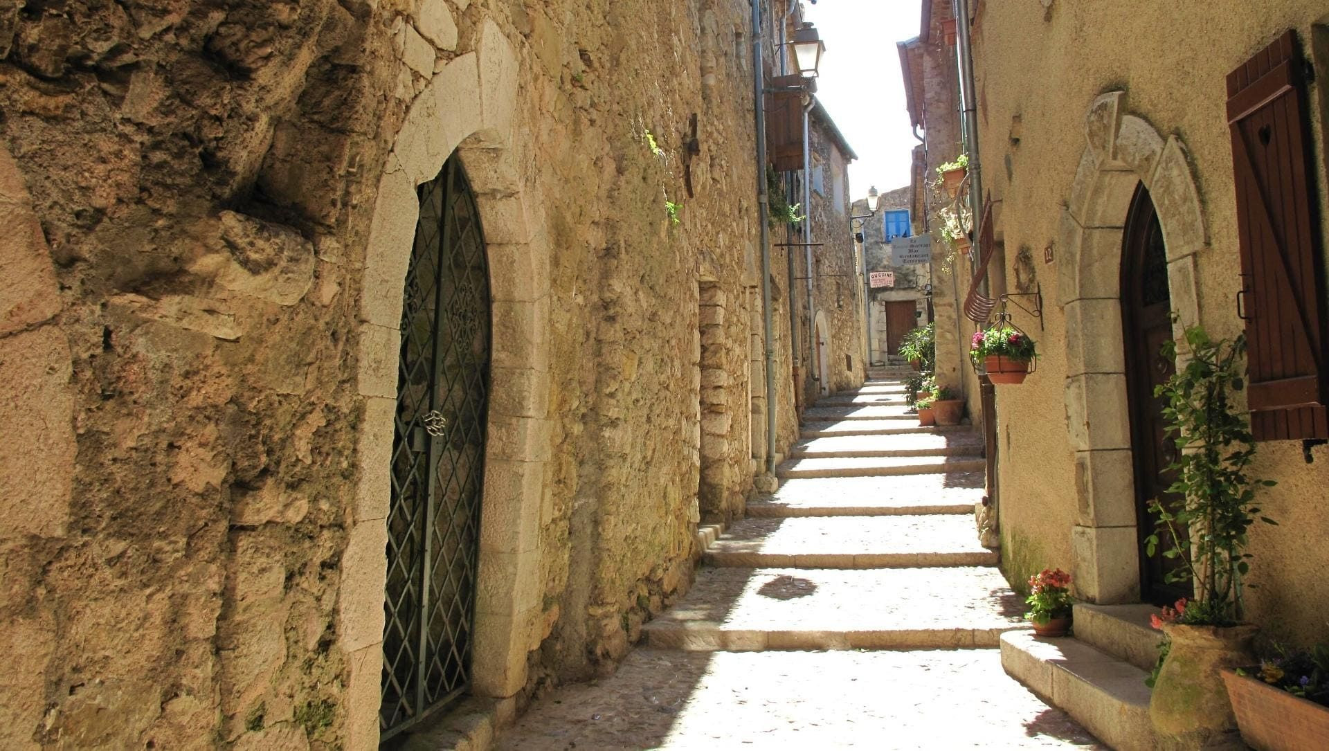 © Tangopaso (Wikimedia Commons) Rue des Sarrasins in Sainte-Agnès, Alpes-Maritimes
