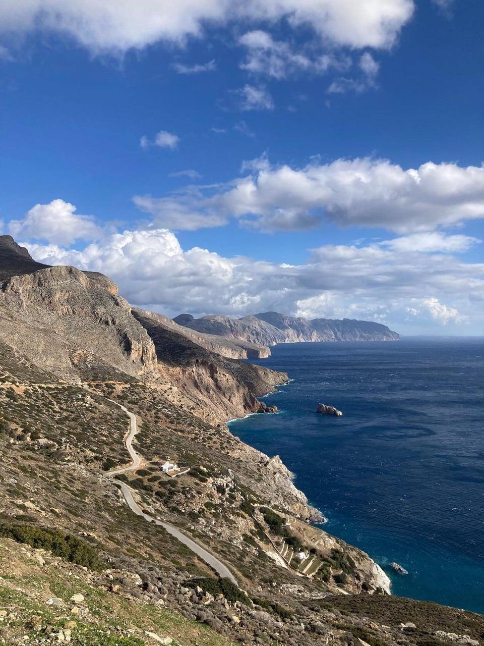 Littoral escarpé surplombant la mer - Amorgos - Cyclades, Grèce