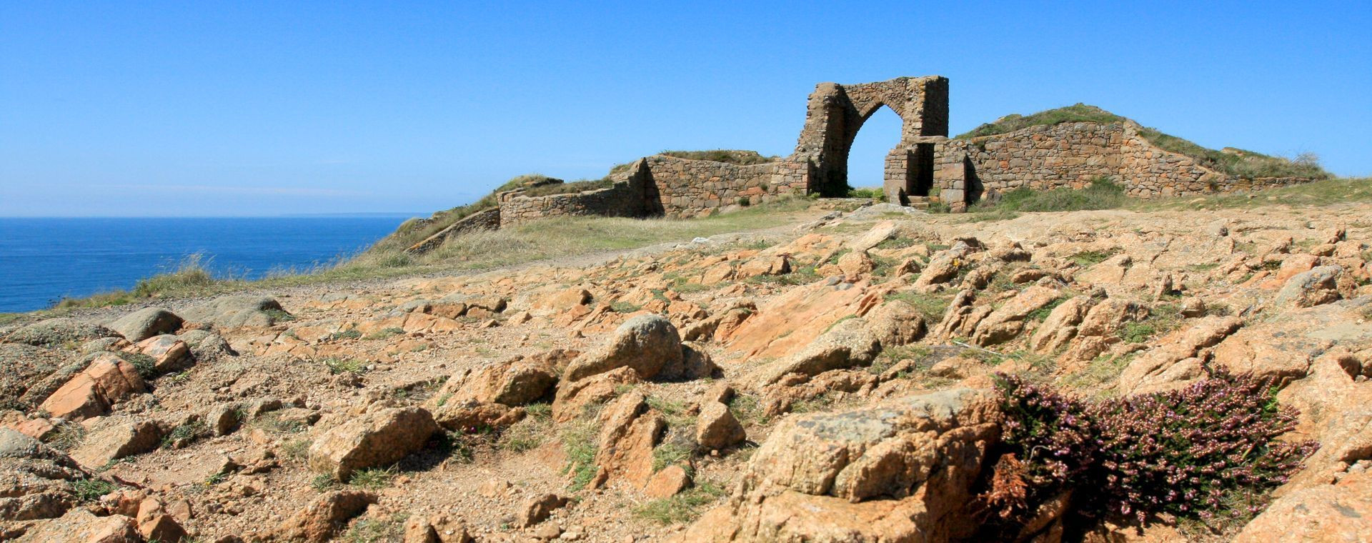 Ruines du château de Grosnez sur la côte rocheuse - Île de Jersey