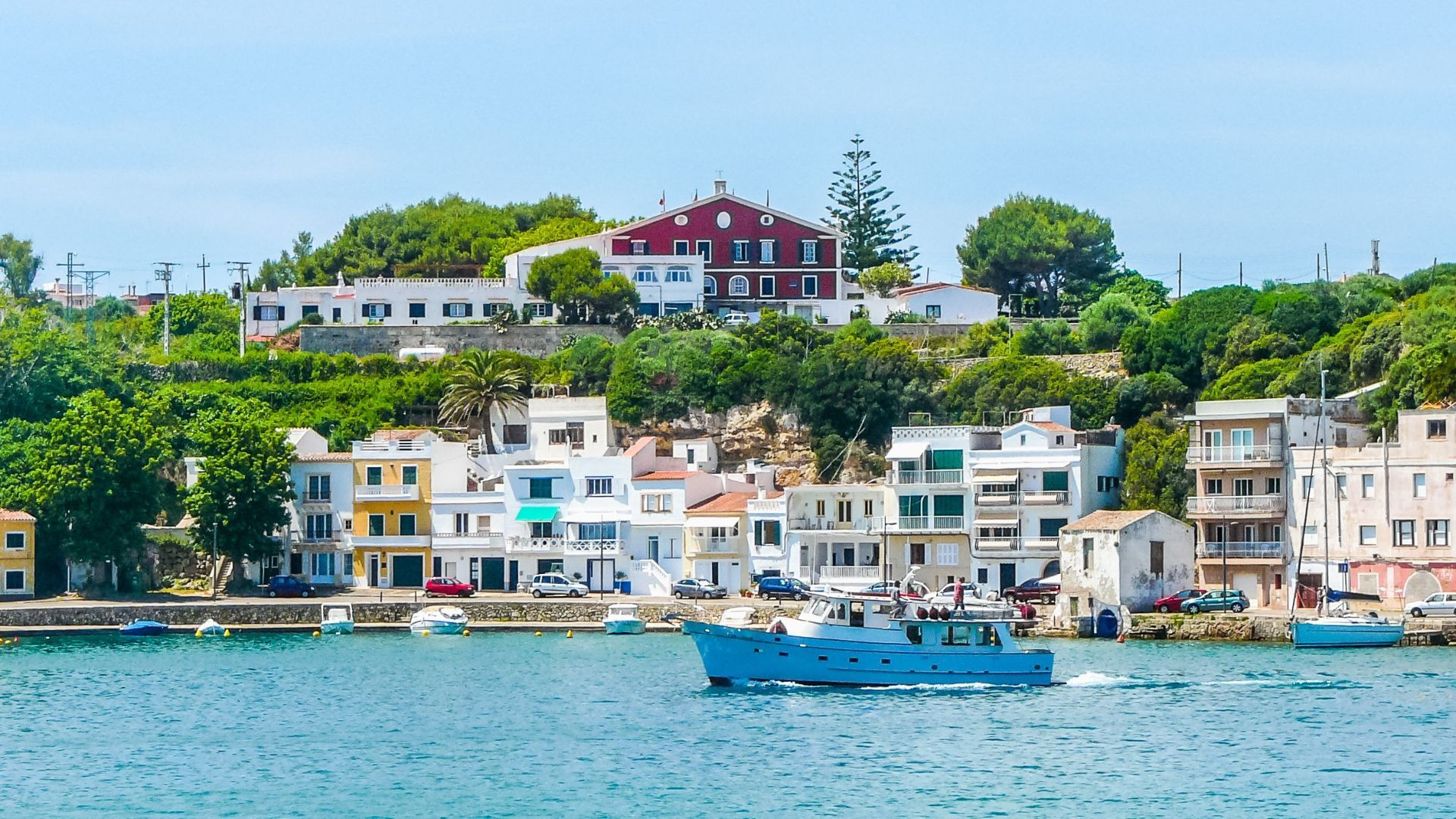 Bateau devant le port coloré - Minorque - Espagne