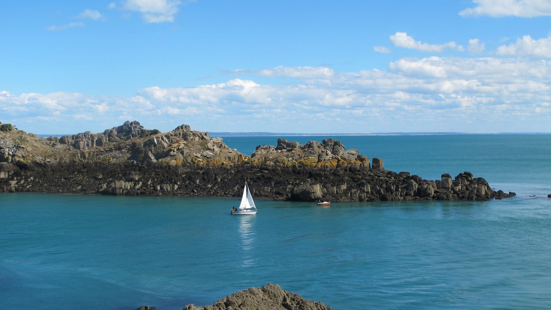 Voilier parmi les îlots de granit - Pointe du Grouin - Bretagne