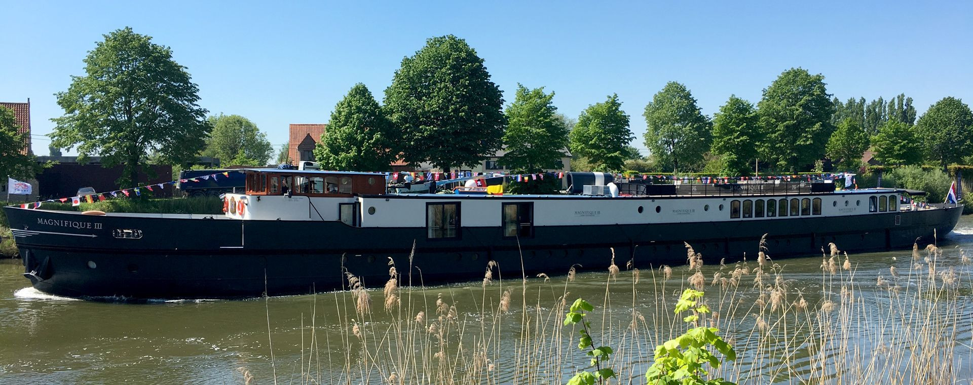 Péniche Magnifique III sur un canal - Pays-Bas