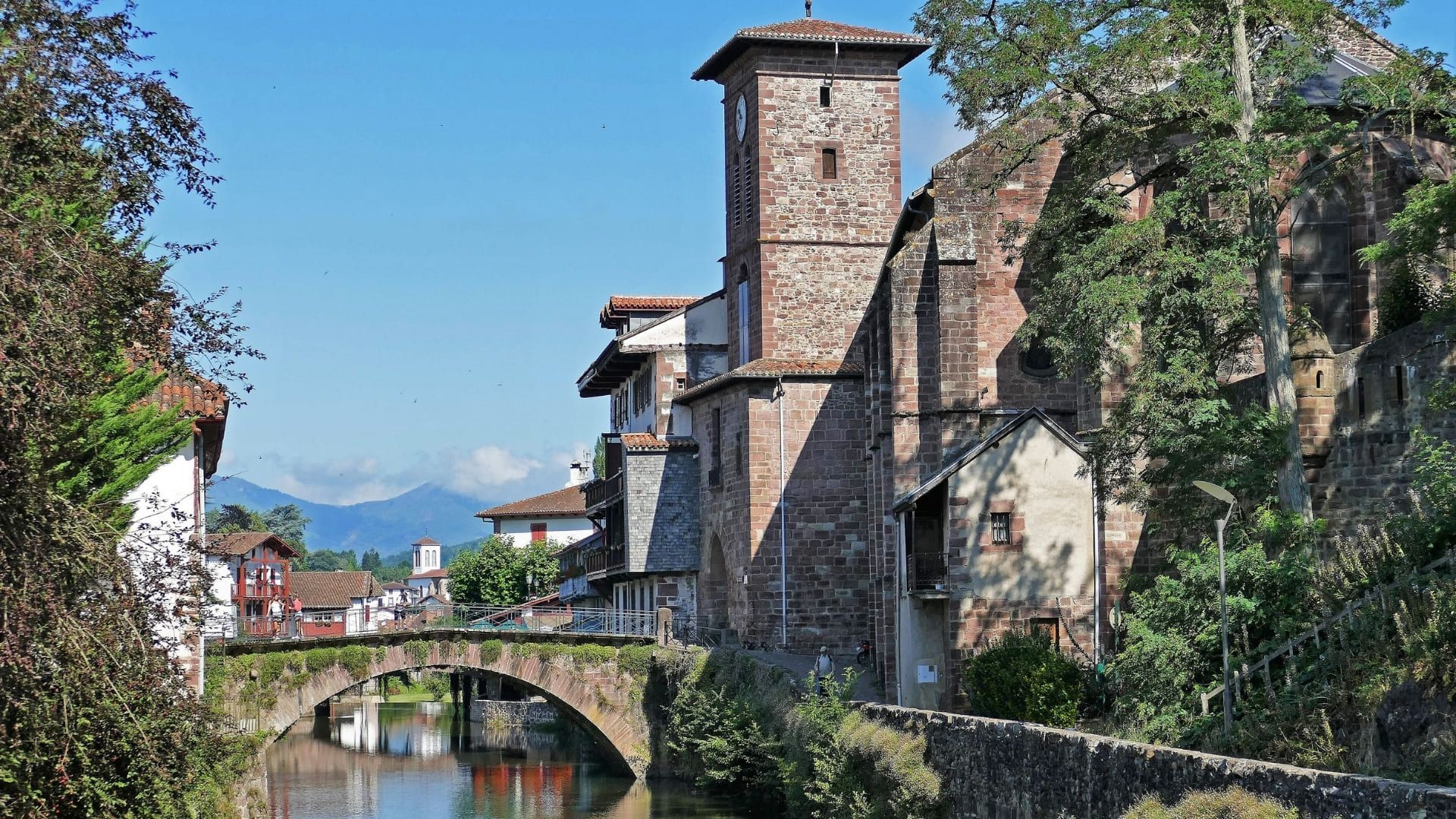 Église et pont sur la Nive - Saint-Jean-Pied-de-Port - Pays basque - France