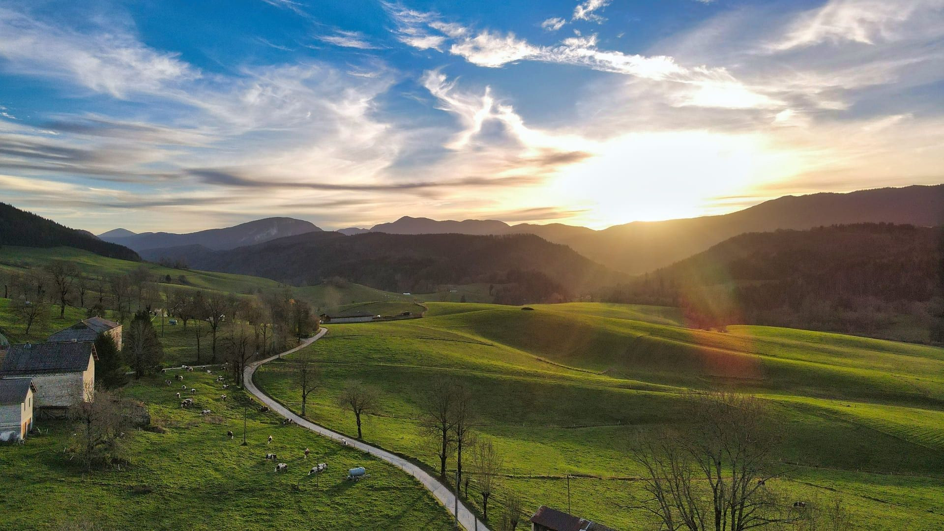 Coucher de soleil sur collines verdoyantes et hameau - Saint-Jean-du-Gard - Cévennes - France