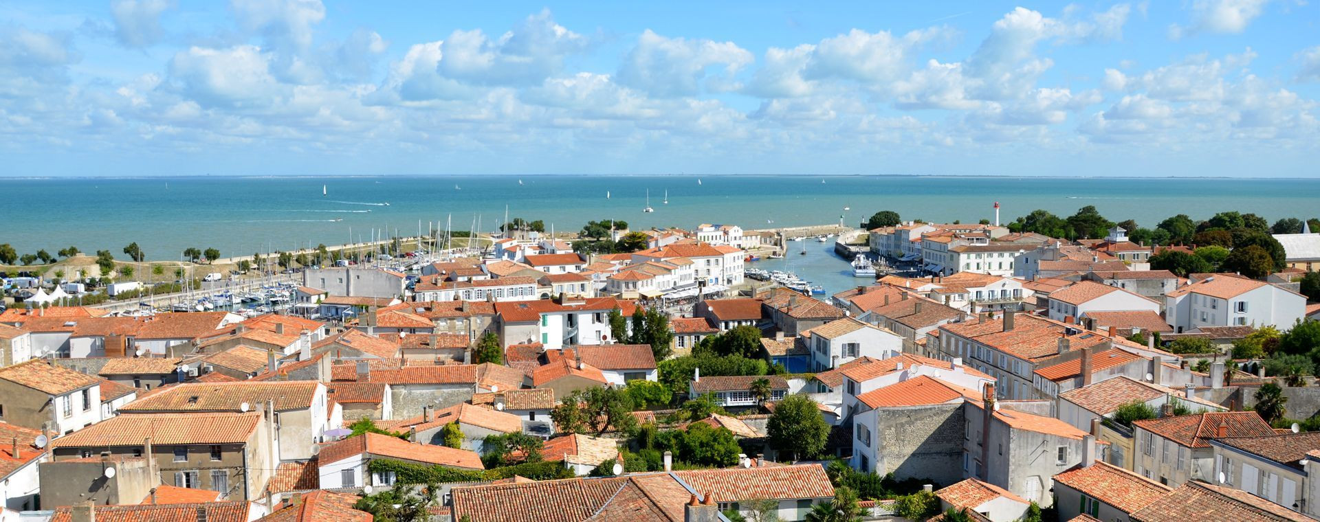 Toits et port de Saint-Martin-de-Ré - Île de Ré - France