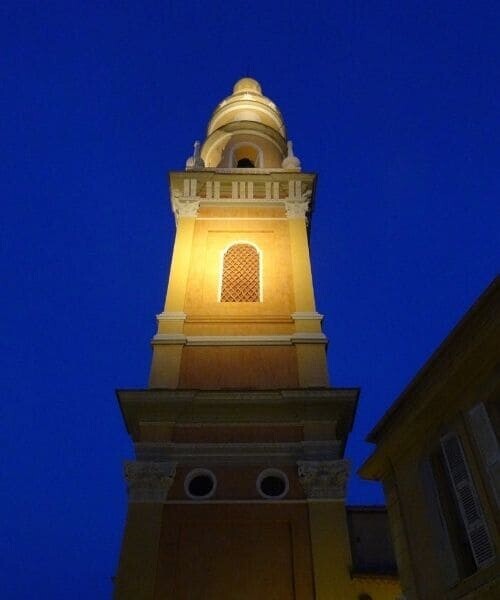 © Marie-Odile Ré Clocher de la basilique Saint-Michel-Archange illuminé de nuit - Menton - France