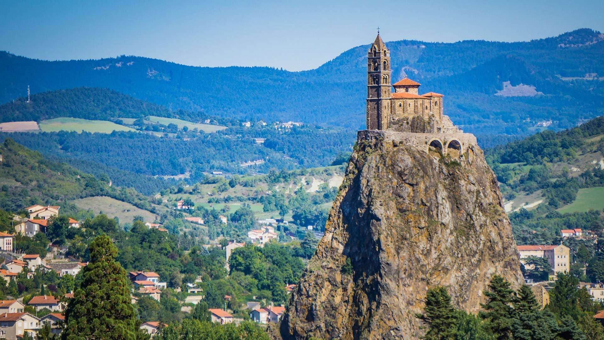 Chapelle Saint-Michel d'Aiguilhe sur son rocher - Le Puy-en-Velay - France