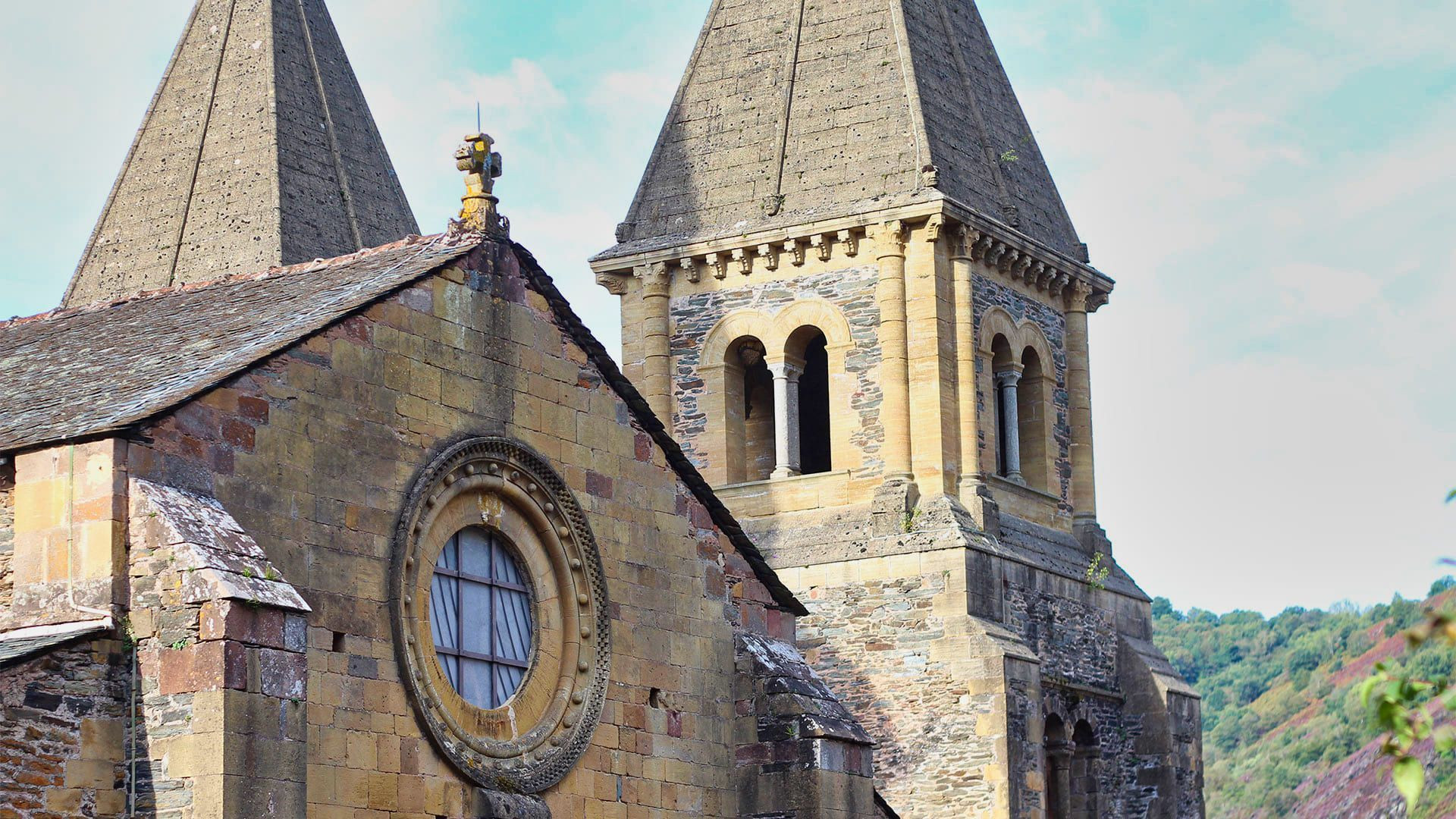 Clocher et rosace de l'abbatiale Sainte-Foy - Conques - Aveyron, France