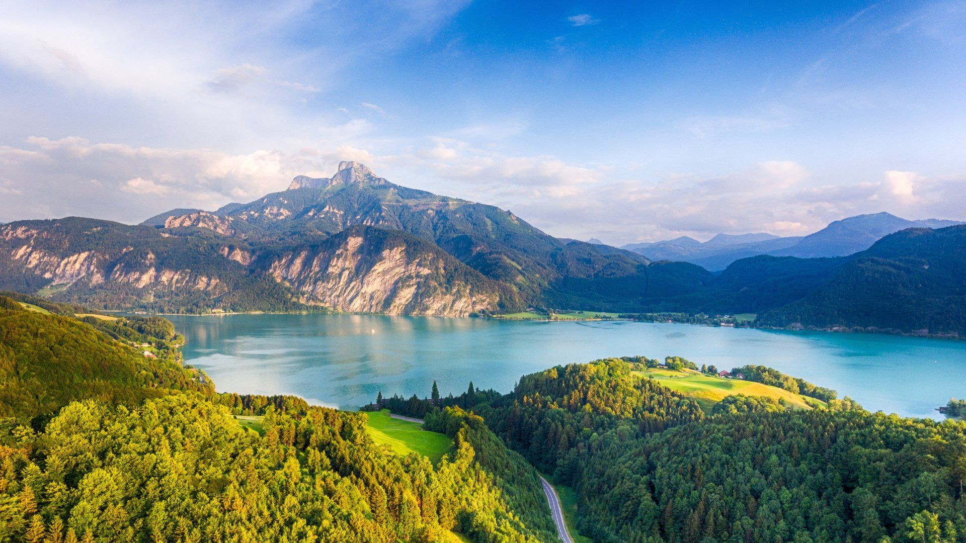 Lac et montagnes du Salzkammergut au soleil couchant - Autriche