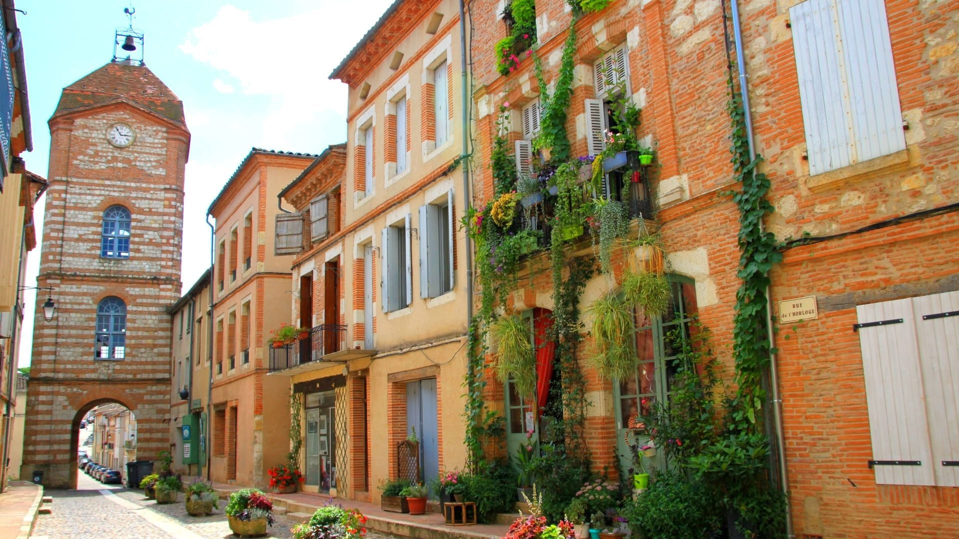 Ruelle aux maisons de brique et tour de l'horloge - Pays toulousain - France