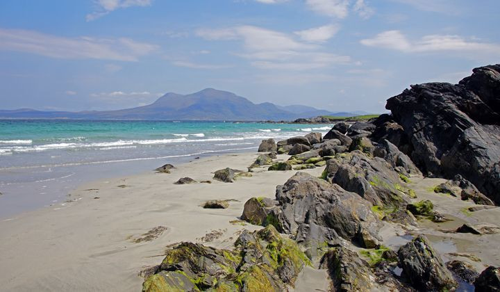 Plage de sable de Renvyle face aux montagnes - Connemara - Irlande