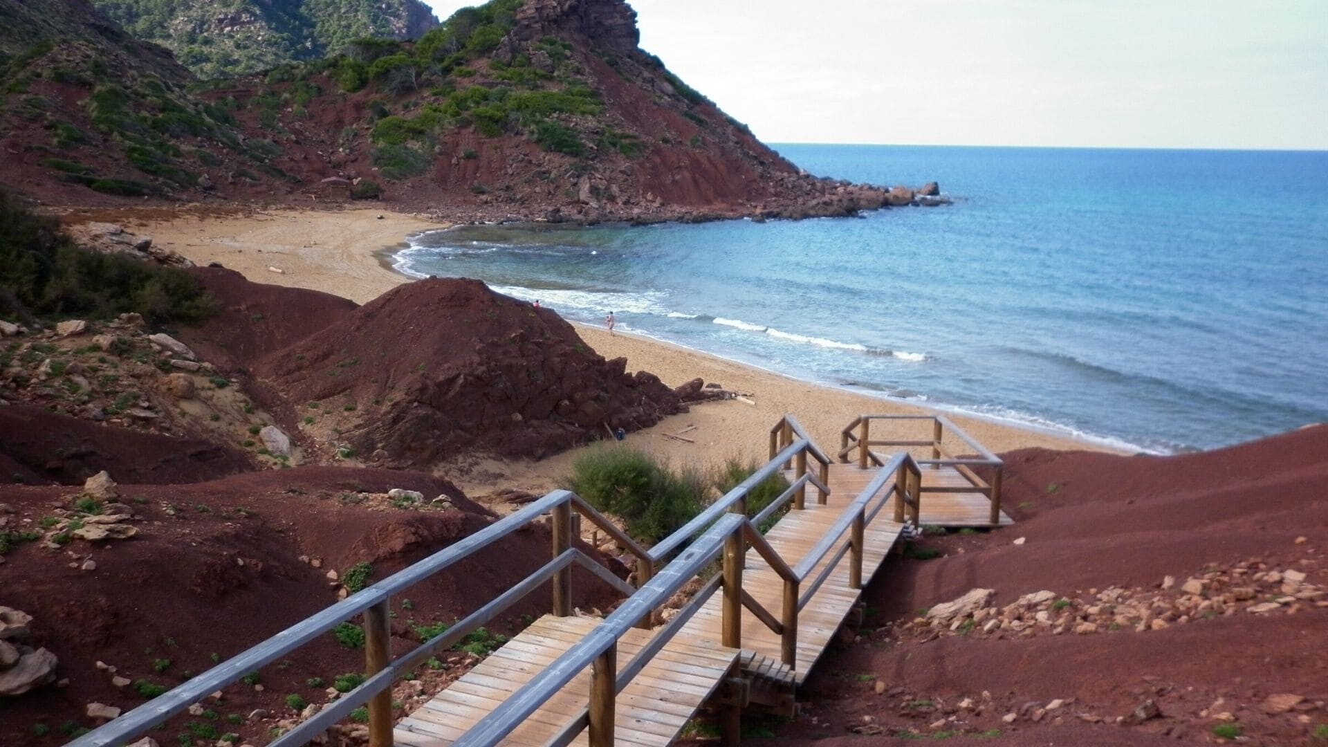 Crique de sable et passerelle en bois de Cala del Pilar - Minorque - Îles Baléares, Espagne