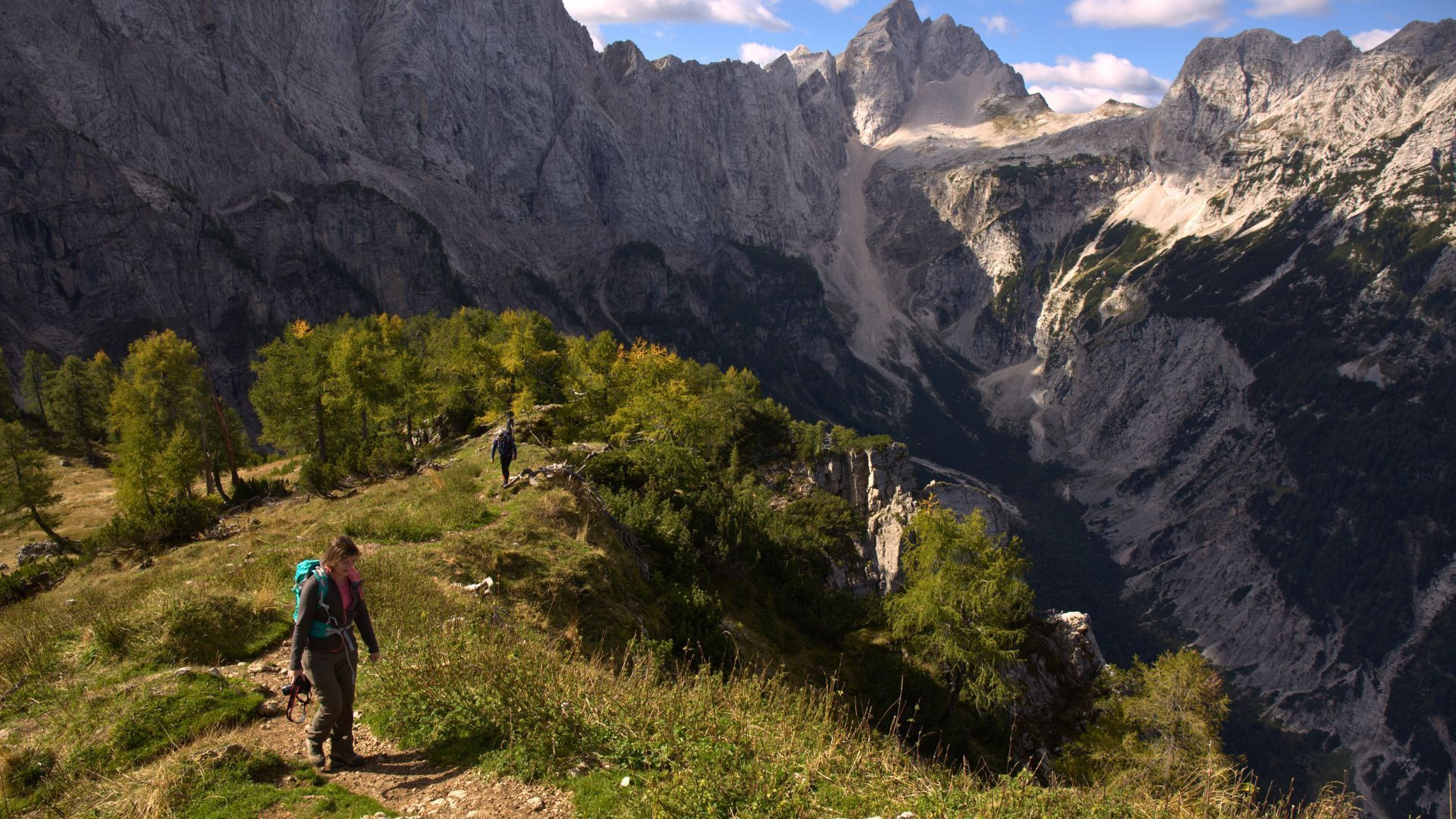 Randonneurs sur une crête face aux Alpes Juliennes en automne - Slovénie