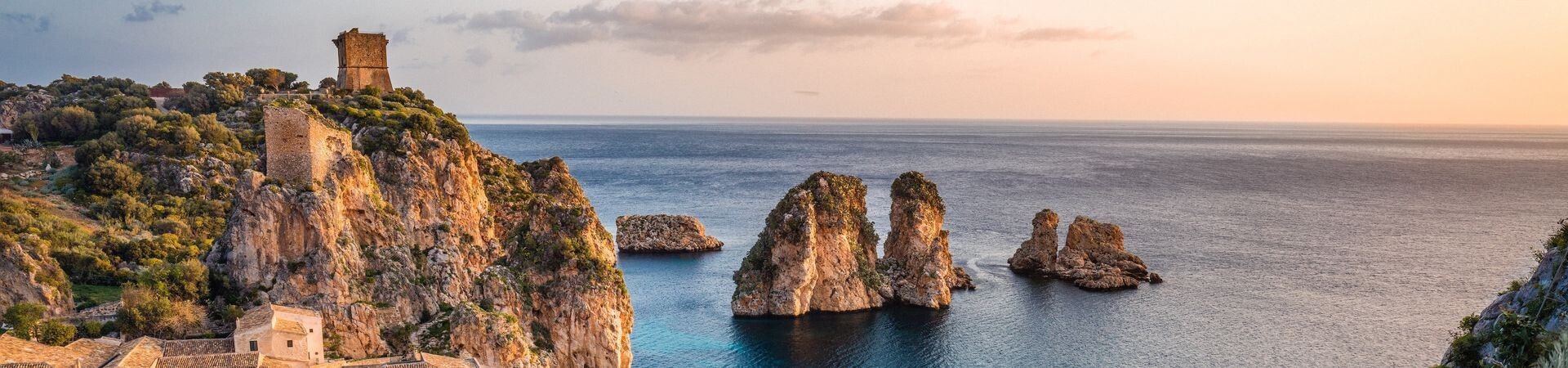 Faraglioni et tour de guet au coucher du soleil - Scopello - Sicile - Italie