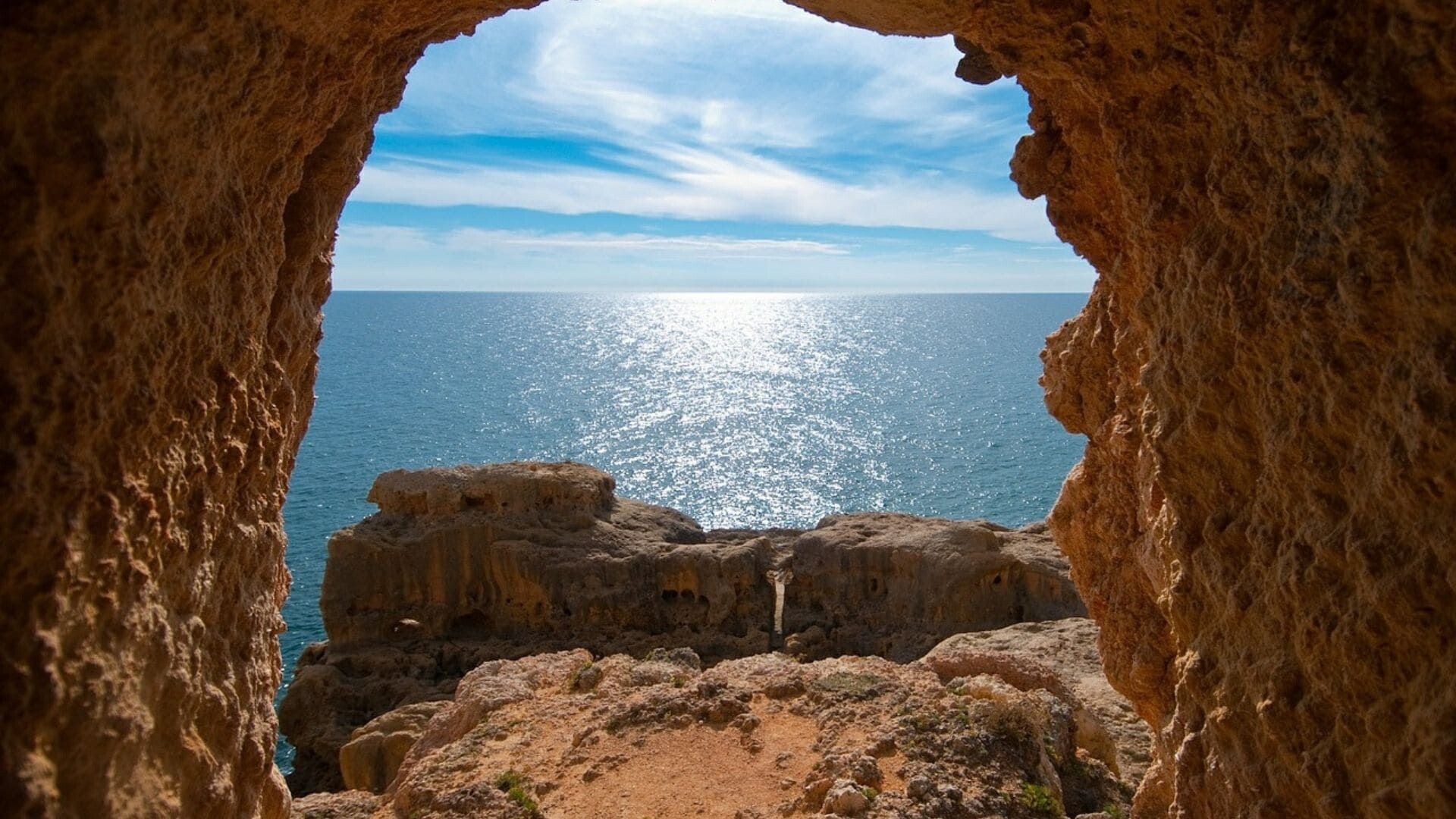 Vue sur la mer à travers une arche de calcaire - Algarve - Portimão - Portugal