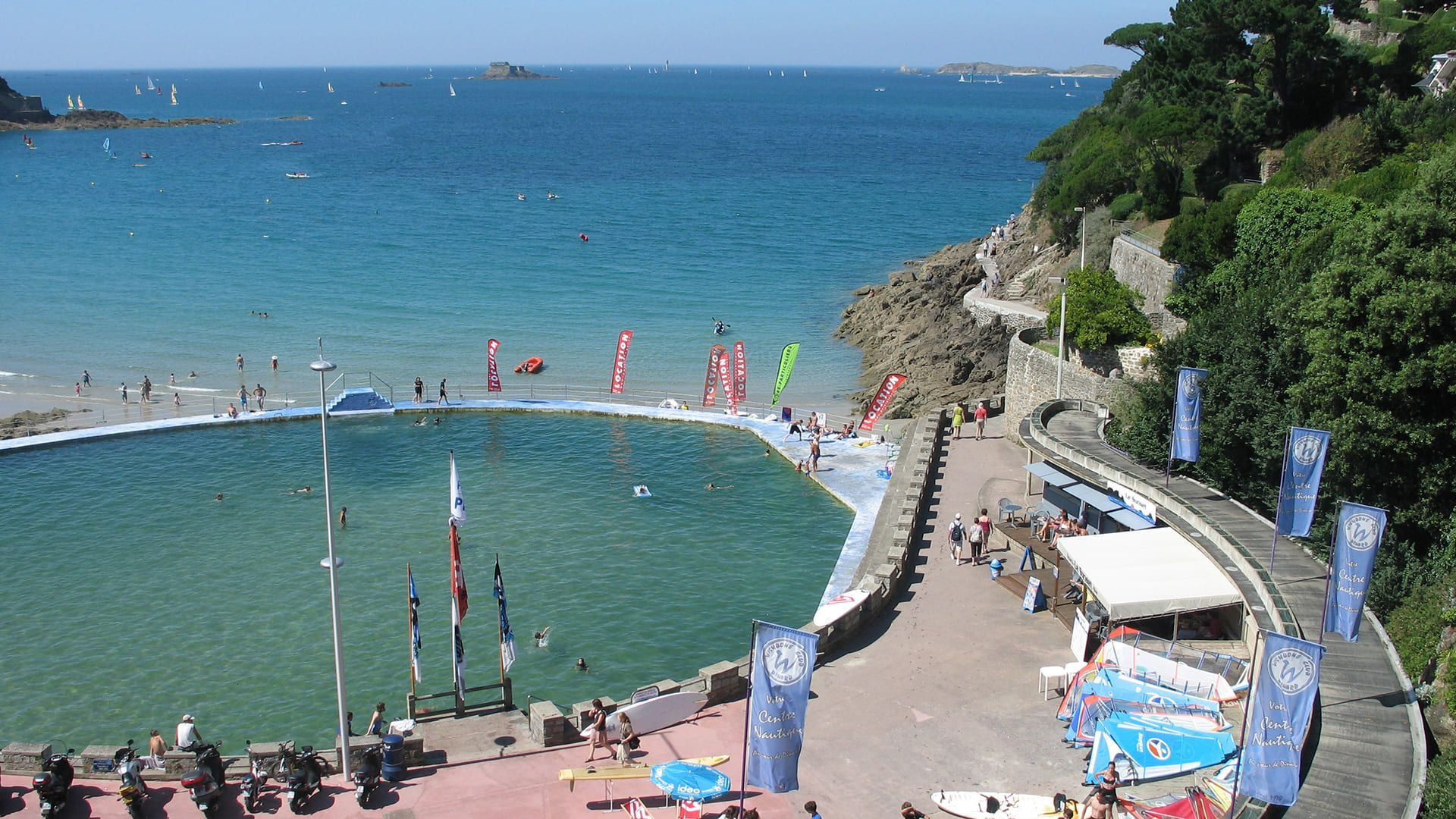 Piscine d'eau de mer en bord de plage - Dinard - Bretagne, France