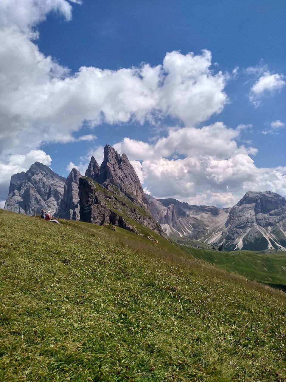 Randonneurs sous les Odle à Seceda - Dolomites - Italie