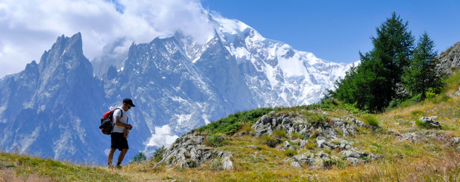 Randonneur face au massif du Mont-Blanc - Alpes - France