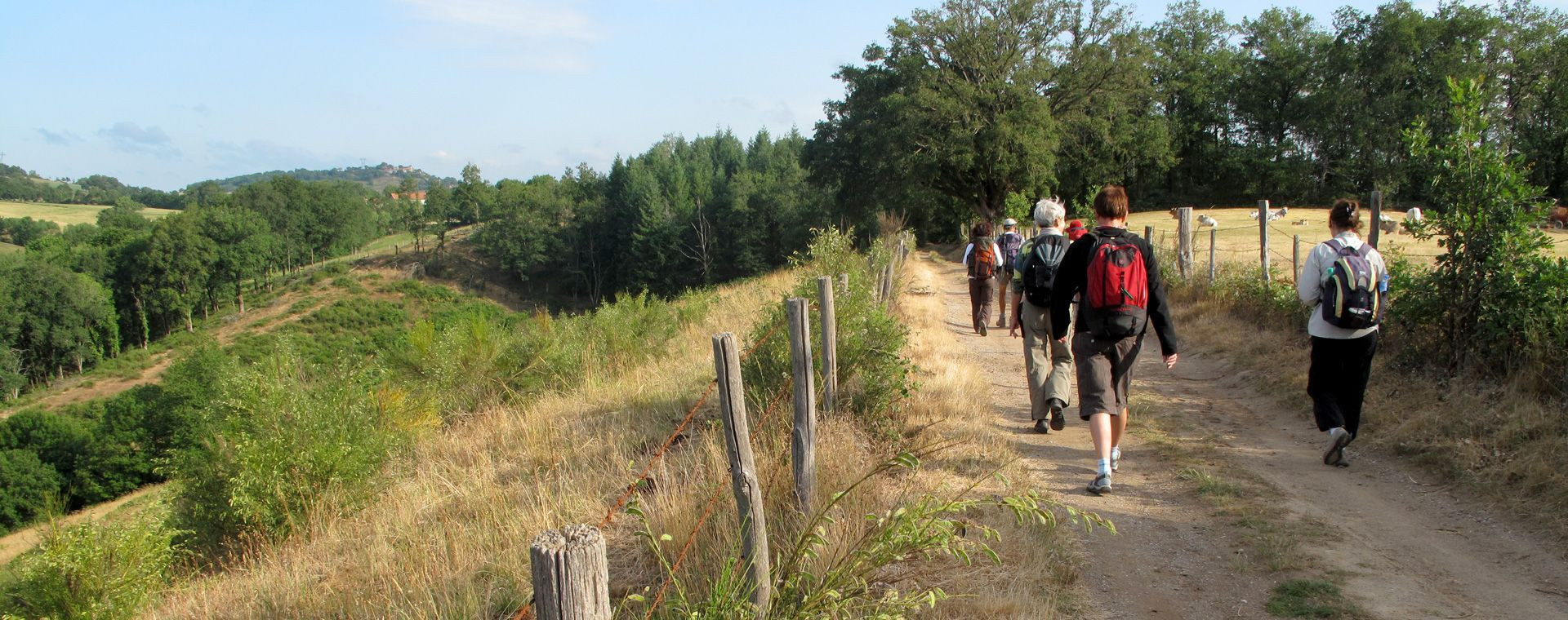 Randonneurs sur un sentier de campagne - Jura - France