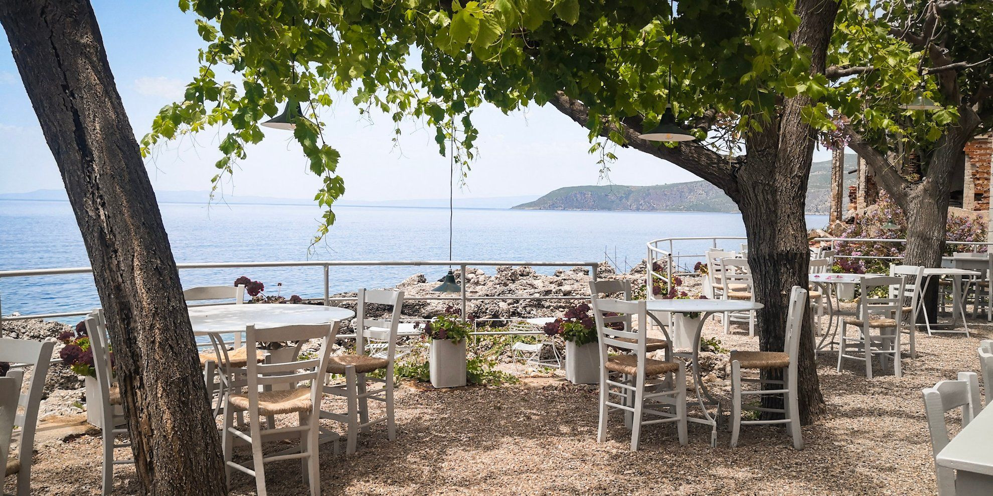Terrasse de restaurant ombragée au bord de mer - Kalamata - Péloponnèse, Grèce