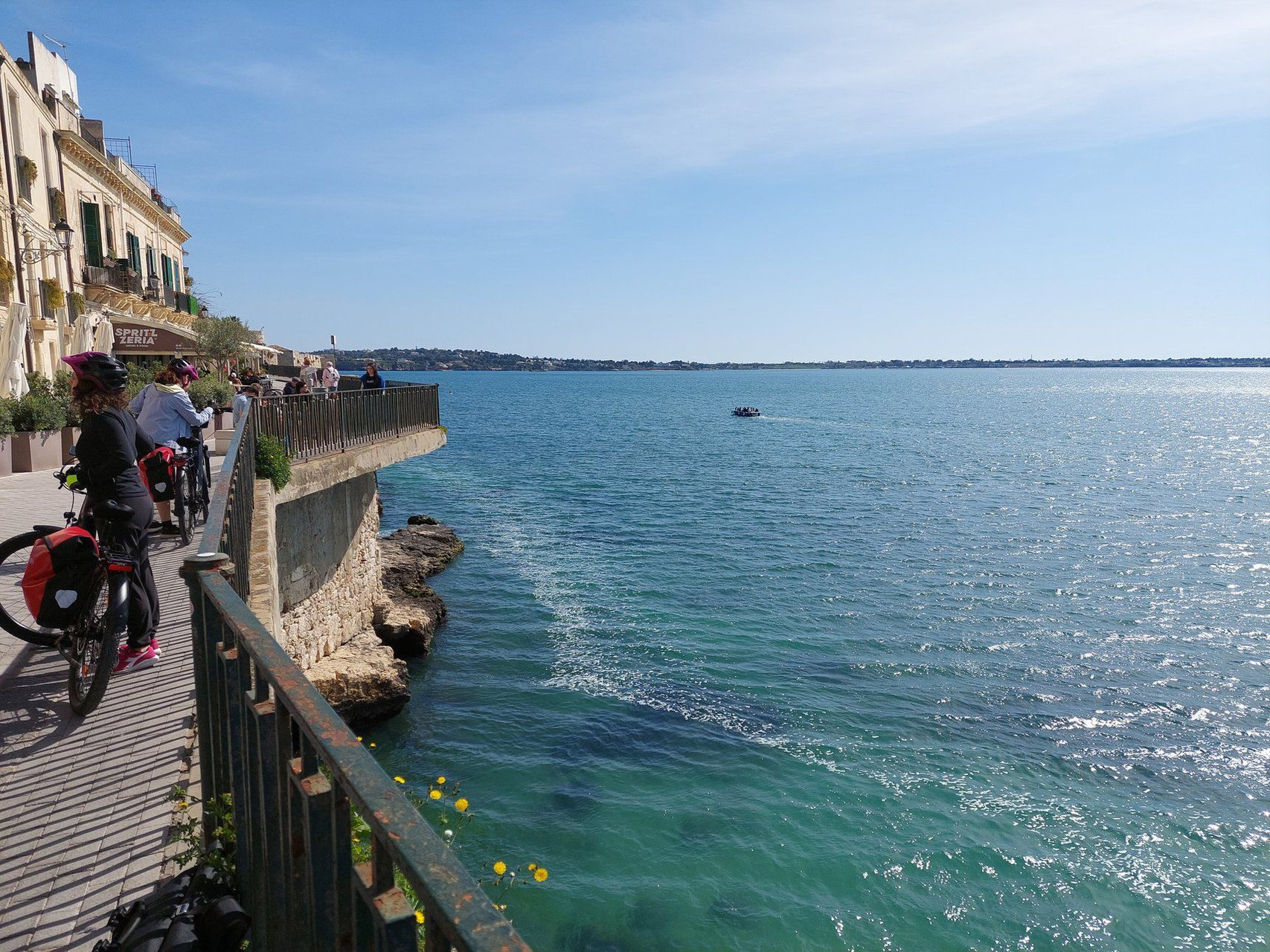 Cyclistes sur le front de mer d'Ortygie - Syracuse - Sicile - Italie