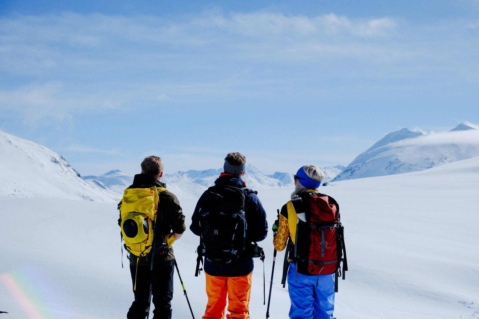 Skieurs de randonnée sur un plateau enneigé - Leirvassbu - Jotunheimen