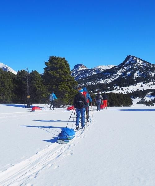 © David Praire Groupe de ski de randonnée avec pulkas sur plateau enneigé - Pyrénées - France