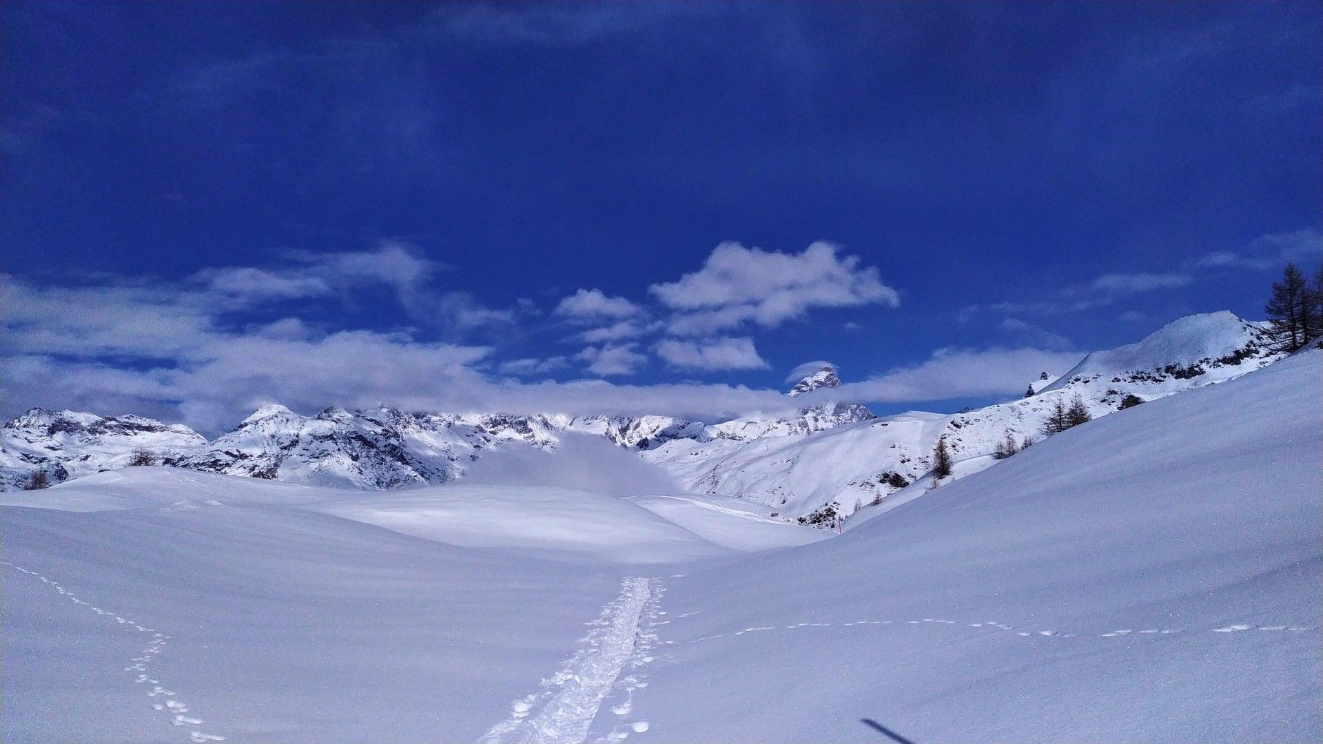© Pierre Paillat Trace de ski sur un plateau enneigé vers les sommets - Alpes