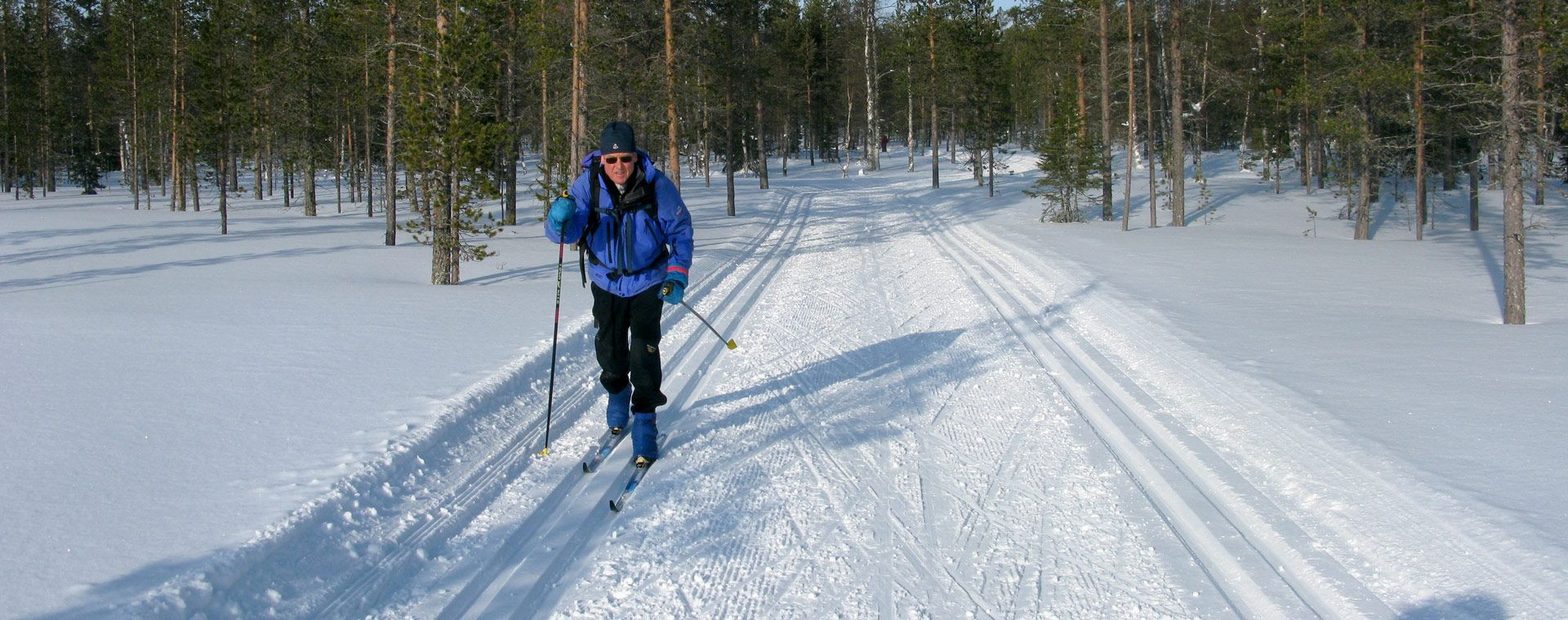 Skieur de fond sur piste damée - Äkäslompolo - Laponie, Finlande