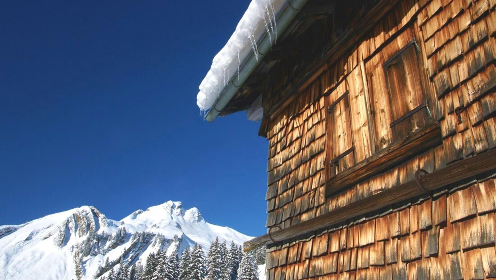 Chalet en bardeaux enneigé du domaine de Damüls-Mellau - Vorarlberg - Autriche
