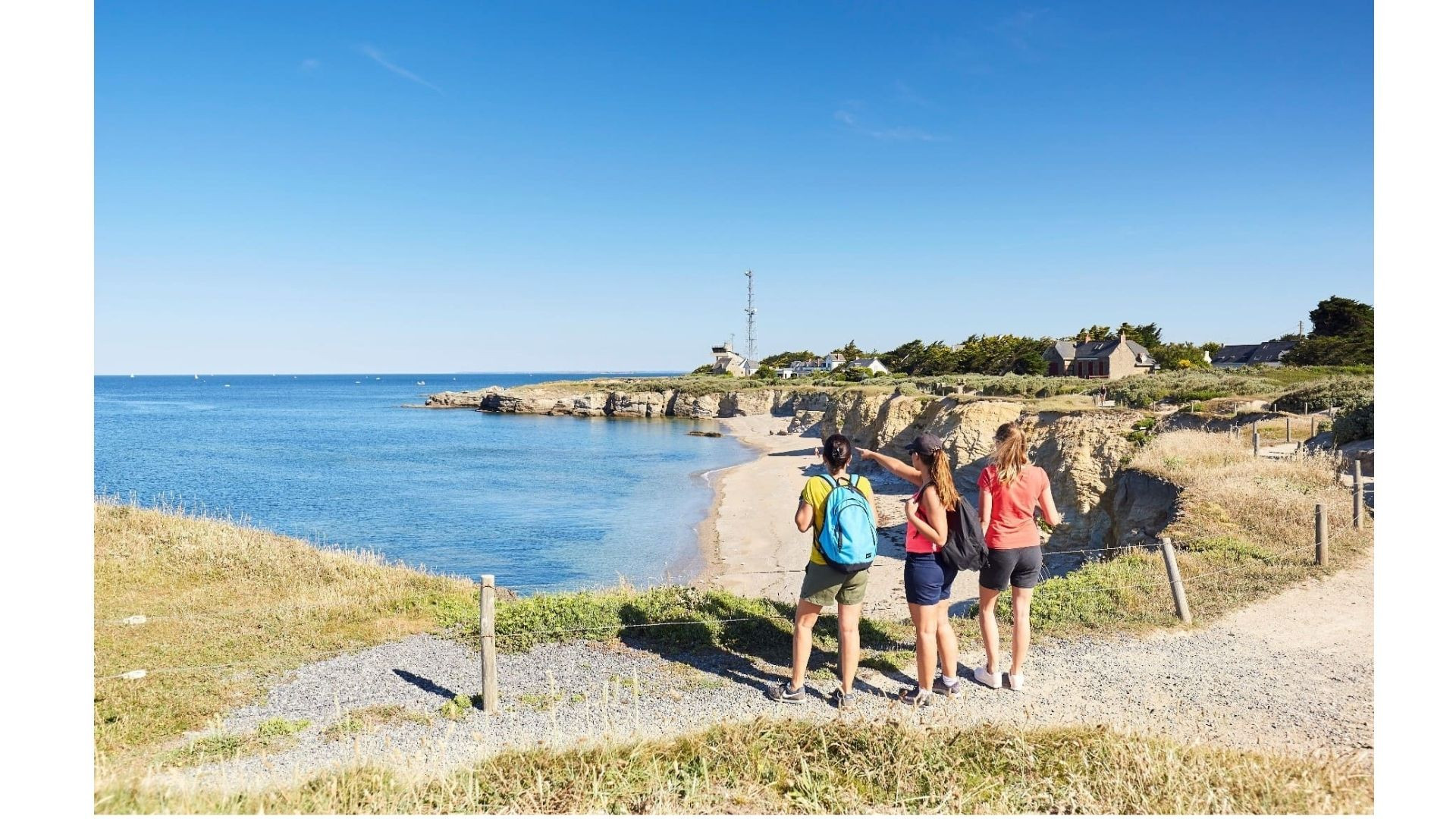 Randonneuses sur un sentier côtier face à l'océan - Bretagne - France