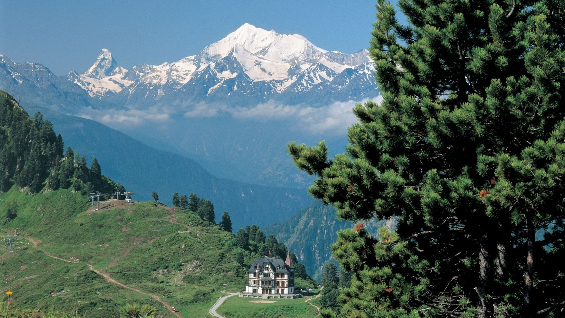 Sommet alpin enneigé dominant un chalet - Valais - Suisse