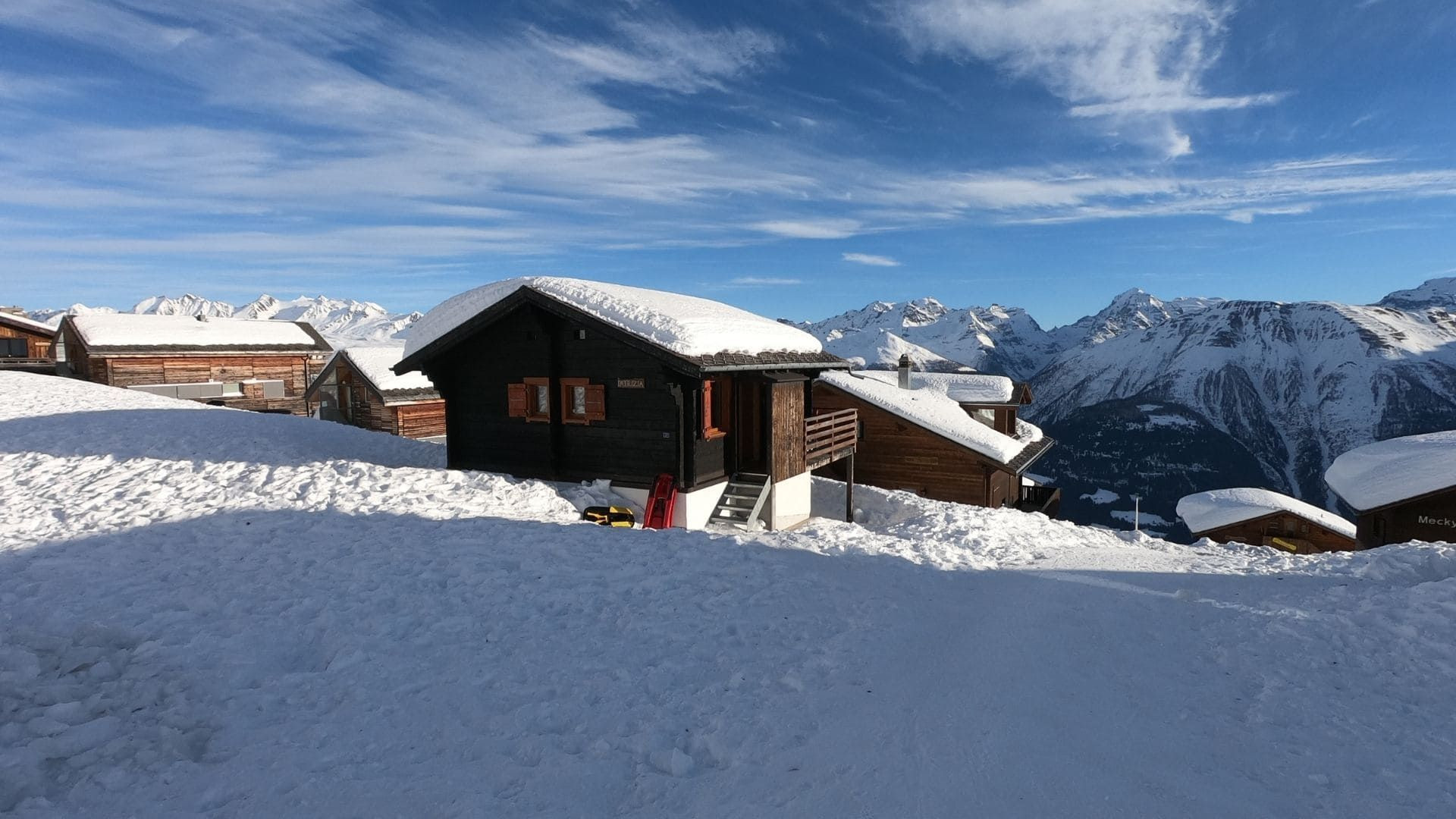 © Oriane Tempé Chalets enneigés au-dessus de la vallée - Aletsch - Valais - Suisse