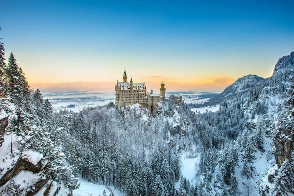 Château de Neuschwanstein enneigé au coucher du soleil - Bavière - Allemagne