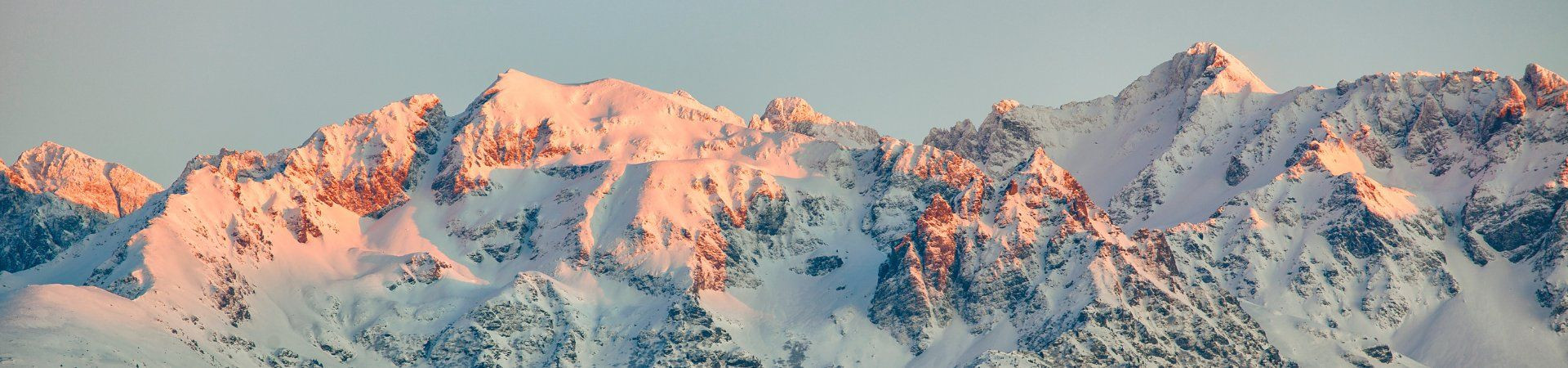 Sommets enneigés au lever du soleil - Alpes françaises - France