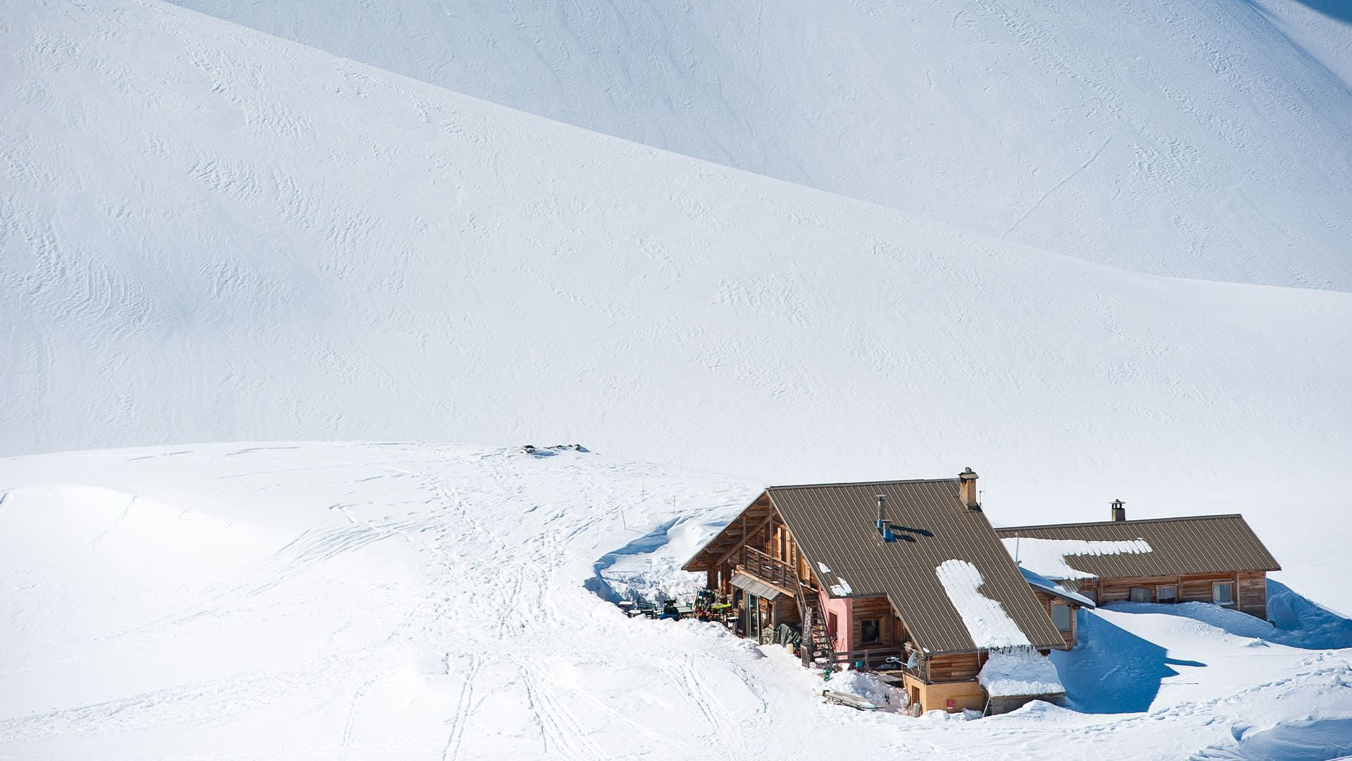 Refuge enneigé vu d'en haut - Queyras - Alpes - France