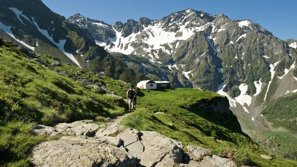 Randonneurs vers un refuge de montagne - Grande Traversée des Alpes - France