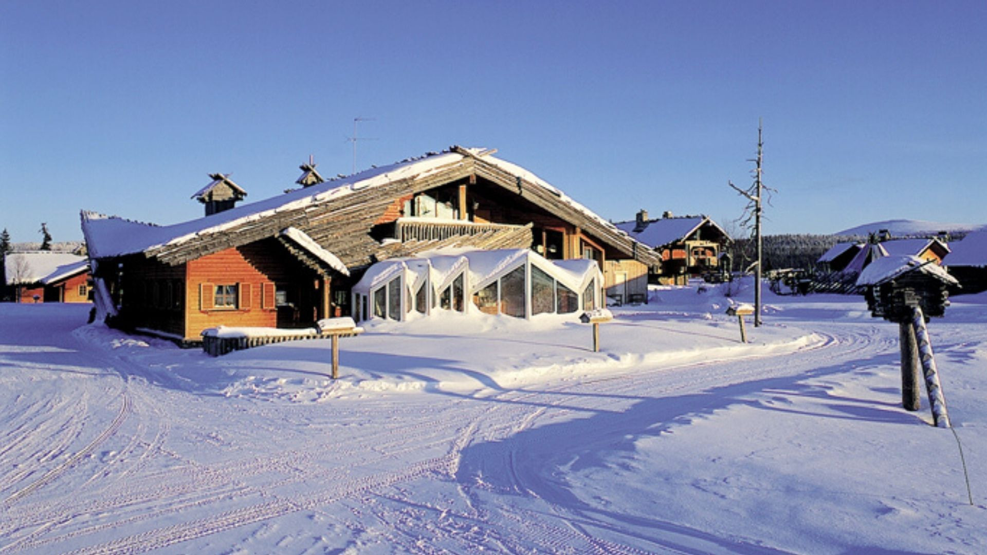 Chalets en bois enneigés d'un village de ski nordique - Scandinavie