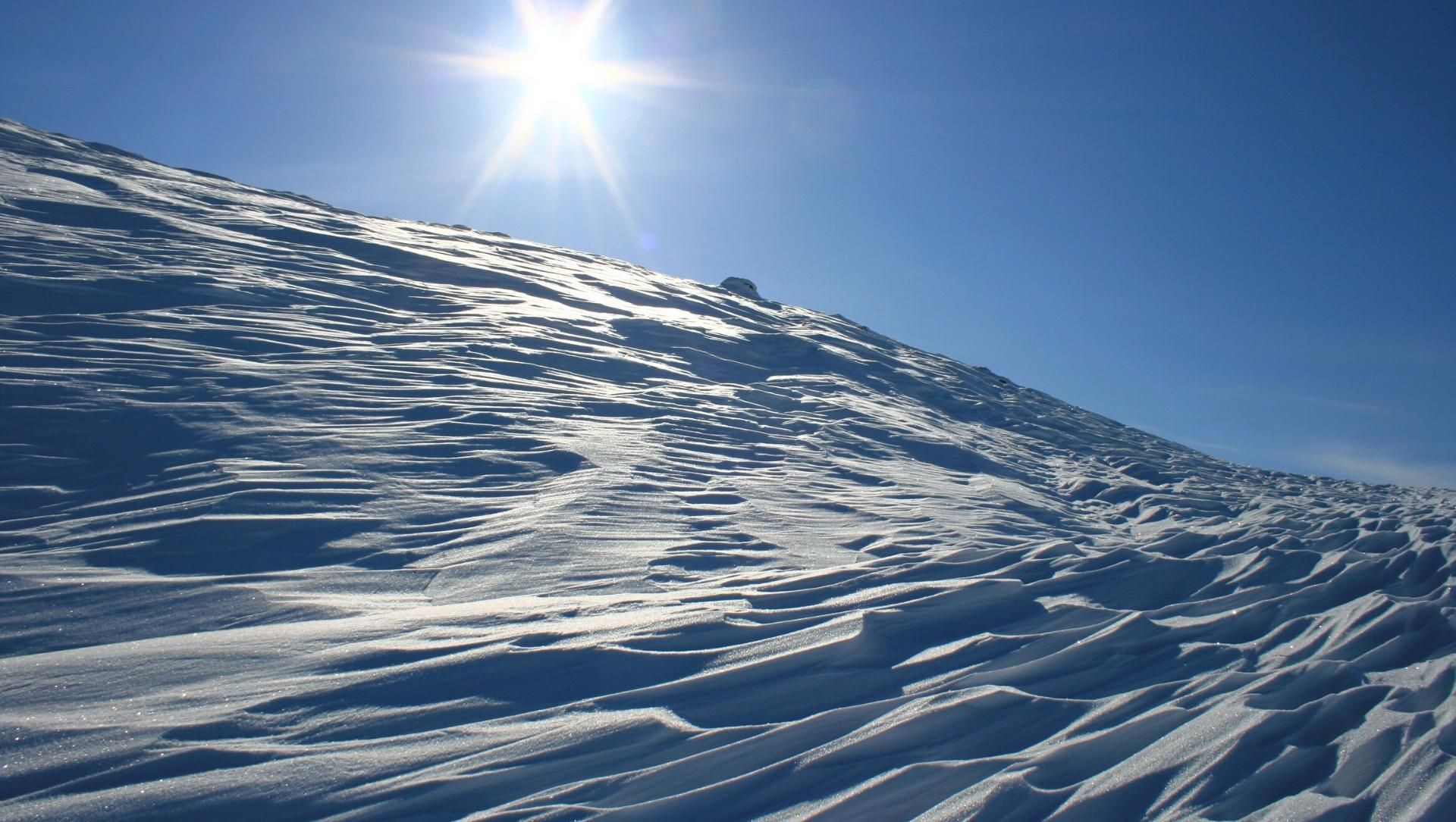 Neige sculptée par le vent sous le soleil - Laponie - Finlande
