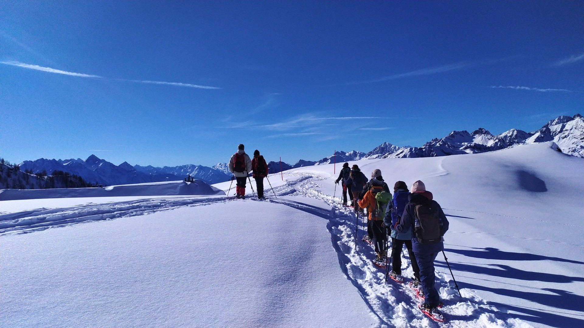 © Pierre Paillat Groupe en raquettes sur une crête enneigée - Alpes