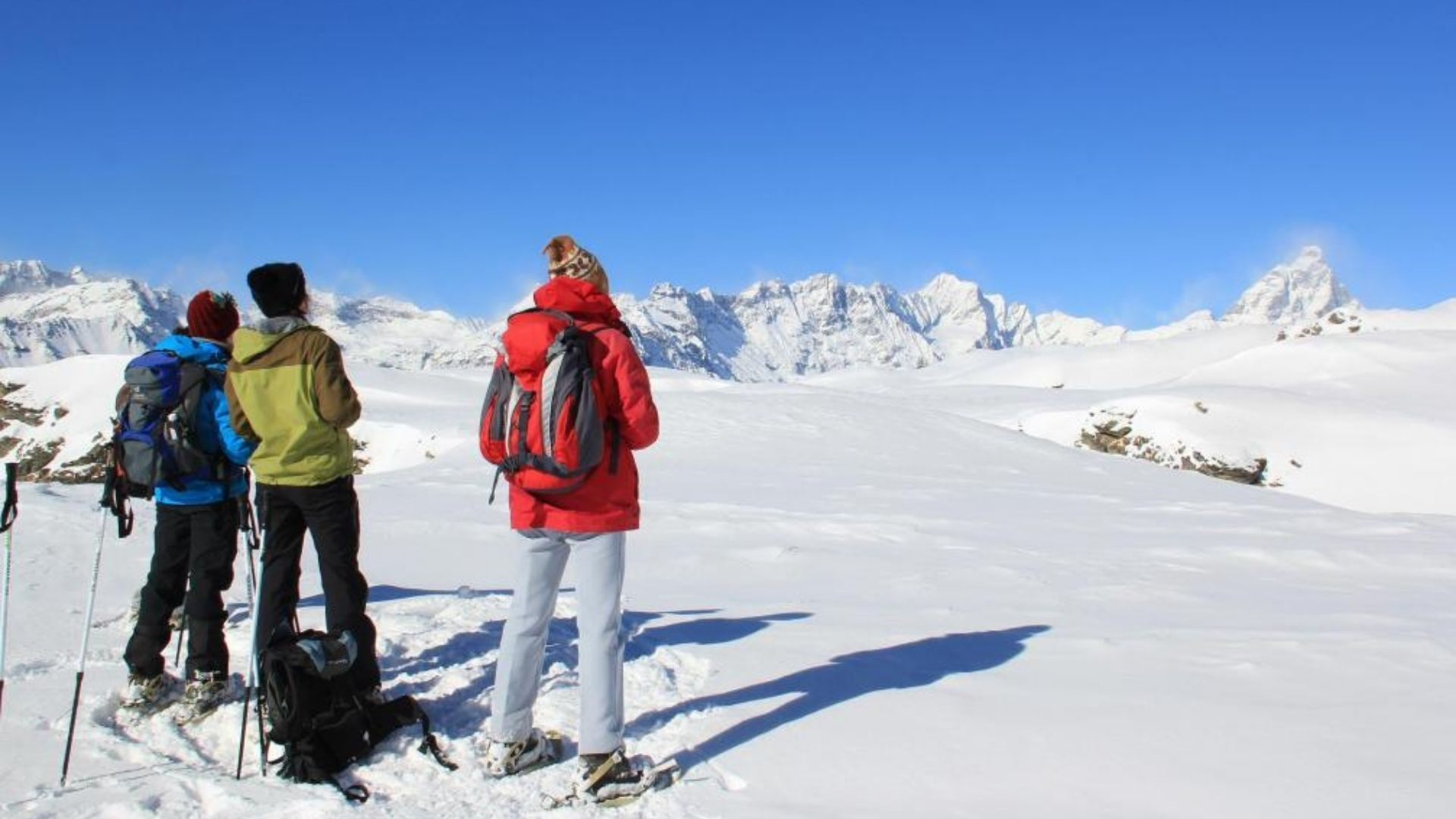 Raquettistes face au Cervin - Alpes italiennes, Italie