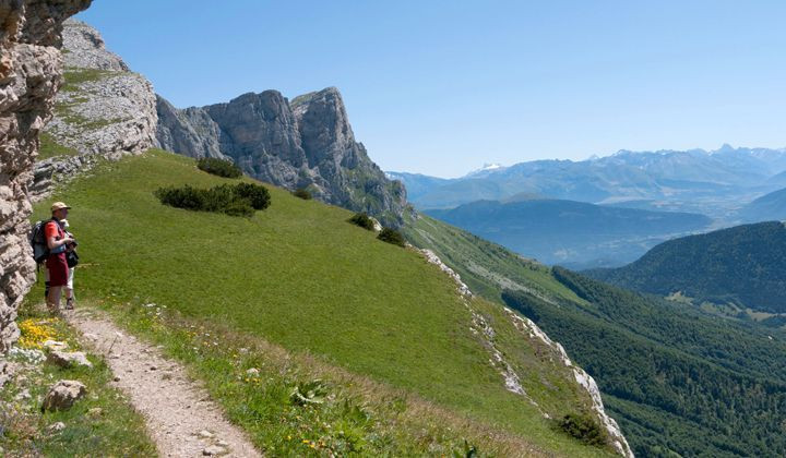 Randonneuse sur un sentier de crête en alpage - Vercors - France