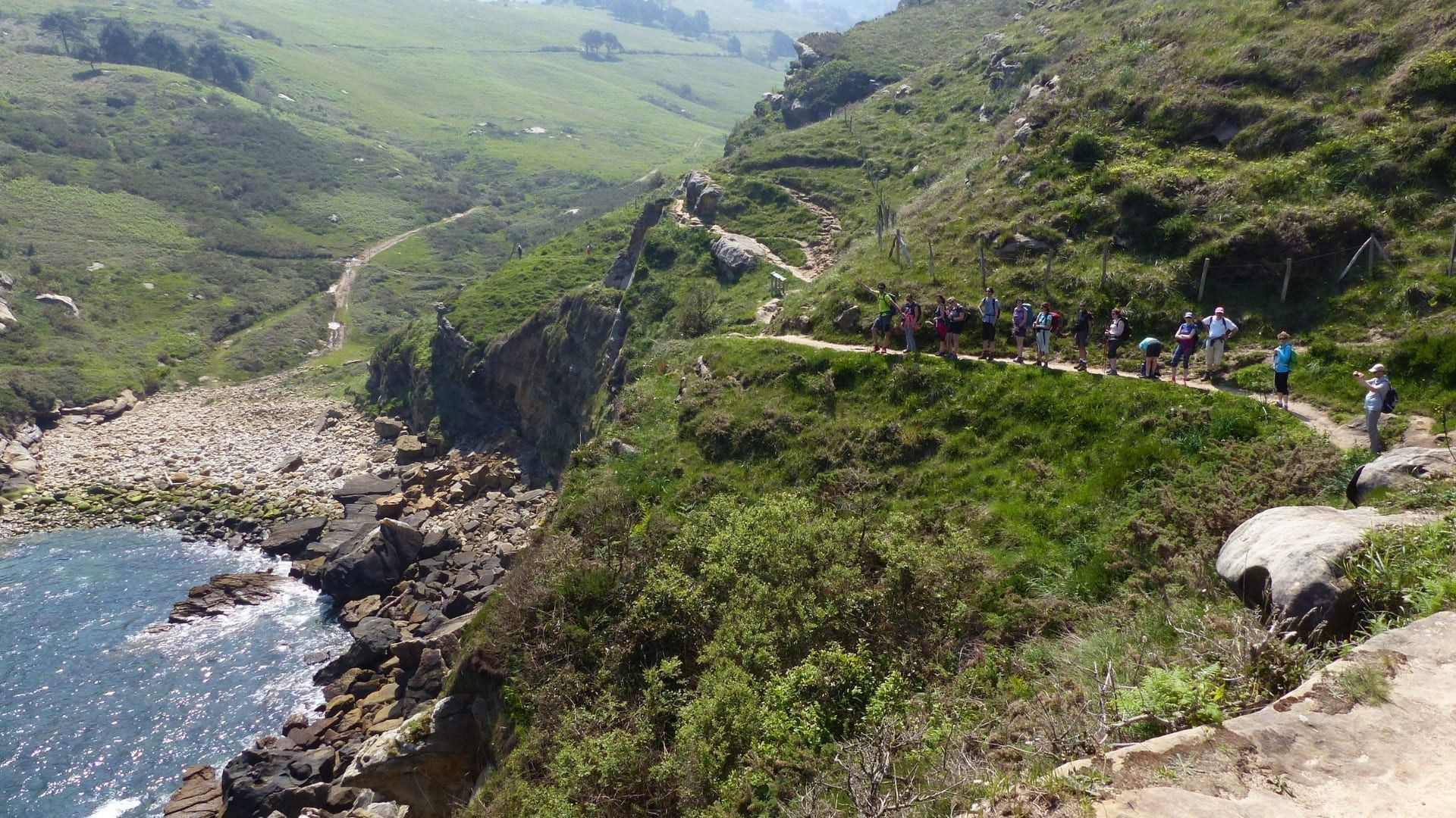 Randonneurs sur un sentier côtier verdoyant - Pays Basque - France