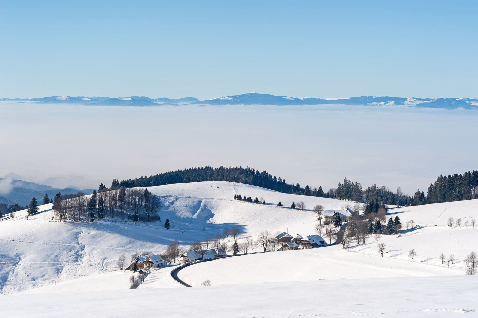 Paysage enneigé des Pyrénées-Orientales en hiver - France