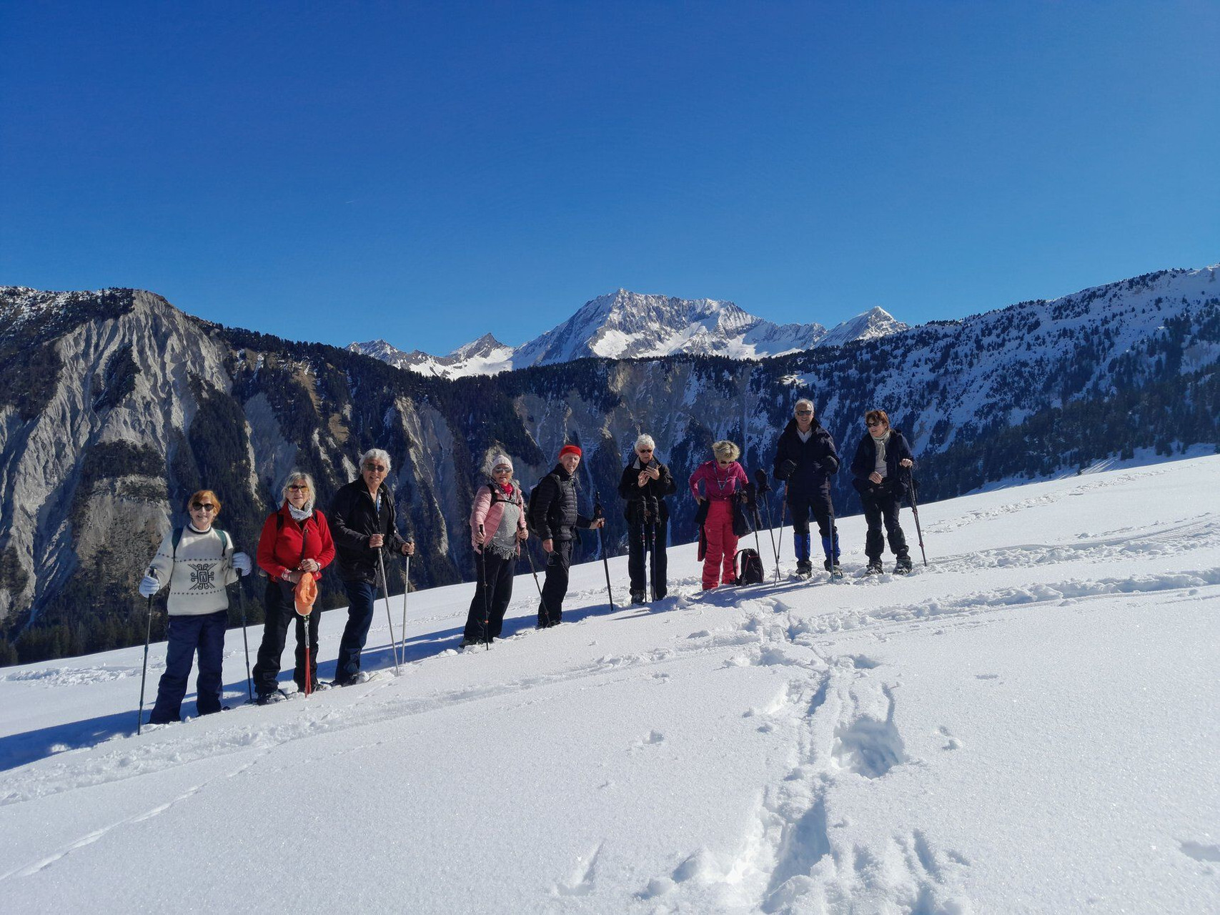 Groupe en raquettes sur une pente enneigée - Alpes - France